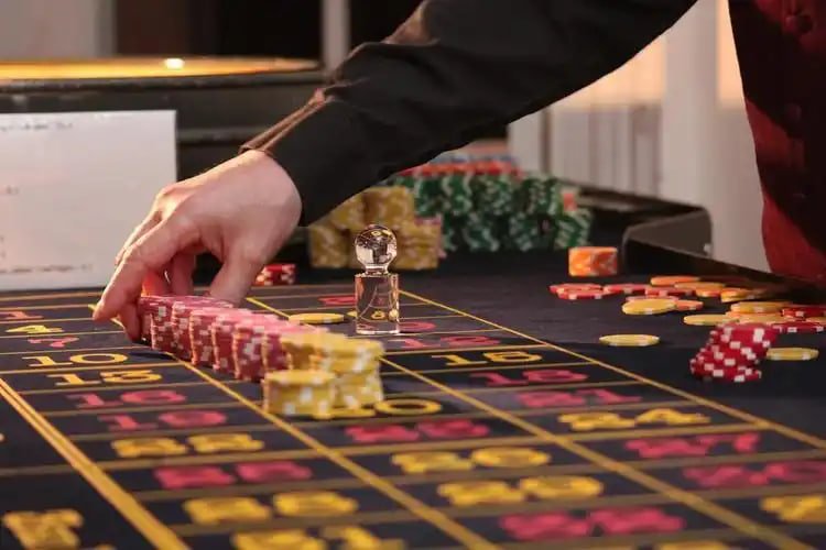 Filipino player placing a sports bet on bossjili using a mobile phone